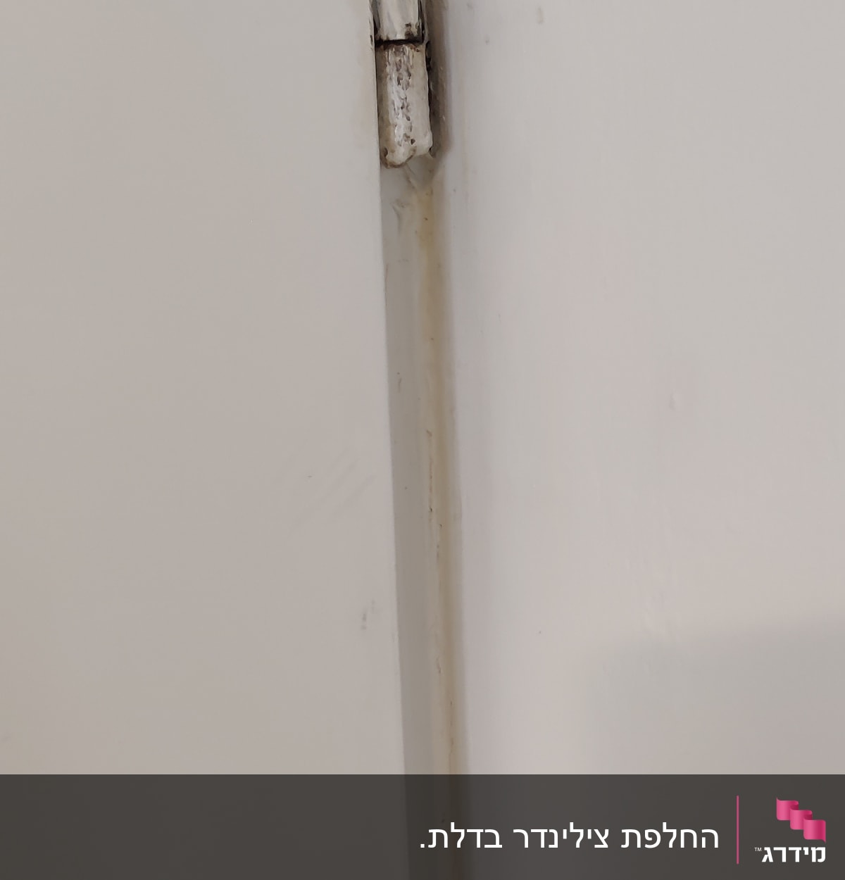 ציר דלת מתכת ישן ומלוכלך